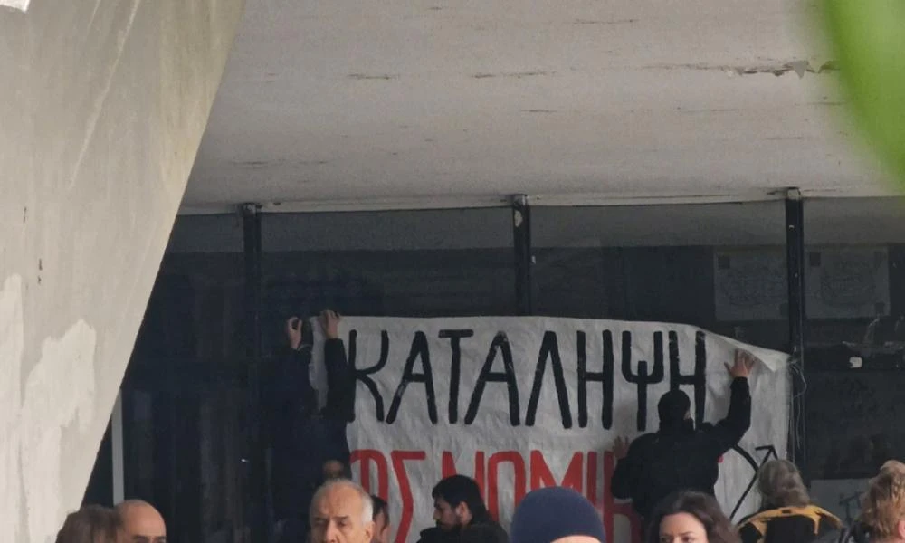 Ανακατάληψη της Νομικής του ΑΠΘ μετά την πρωινή αστυνομική επιχείρηση (Εικόνες-Βίντεο)